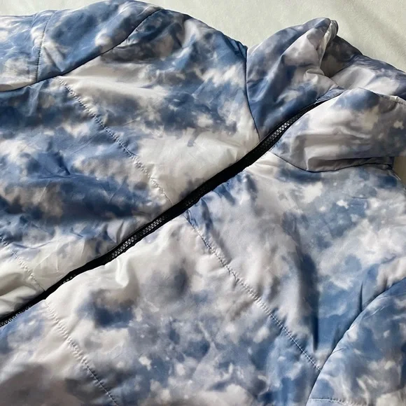 white and blue Wild Fable watercolor cloud puffer coat - Picture 4 of 8